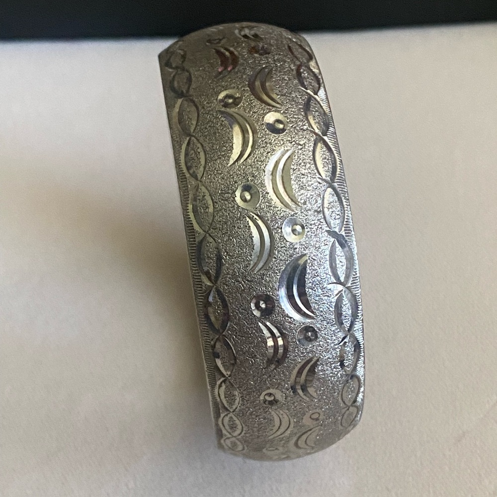 Vintage Silver Tone Etched Bangle Bracelet - Picture 3 of 10
